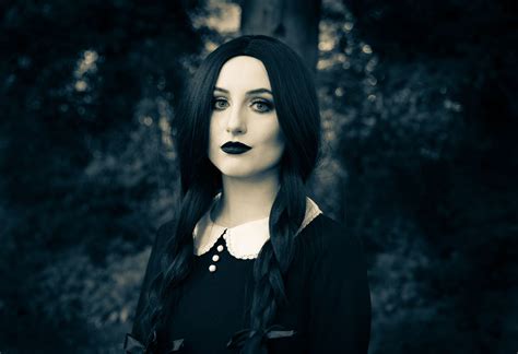 morticia addams disfraz casero|Así puedes crear un disfraz casero de «Miércoles。